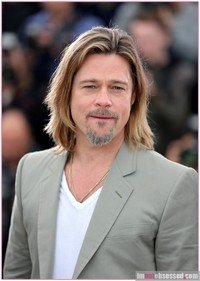 Brad Pitt a mostanában viselt hosszabb hajjal