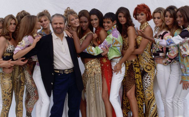 Gianni Versace a 90es évek szuper modelljeivel körülvéve