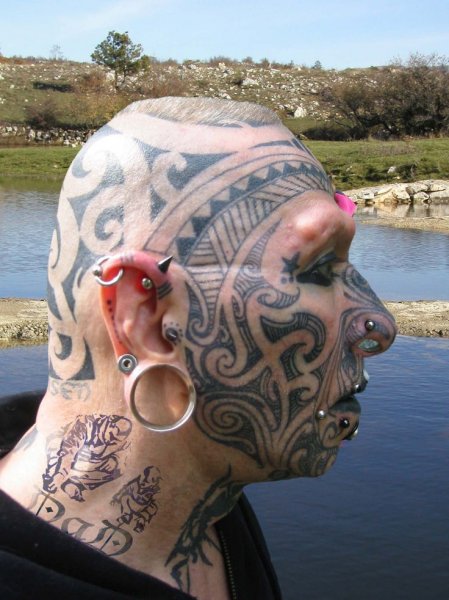 Fehér férfi arcfestései és implantátumai